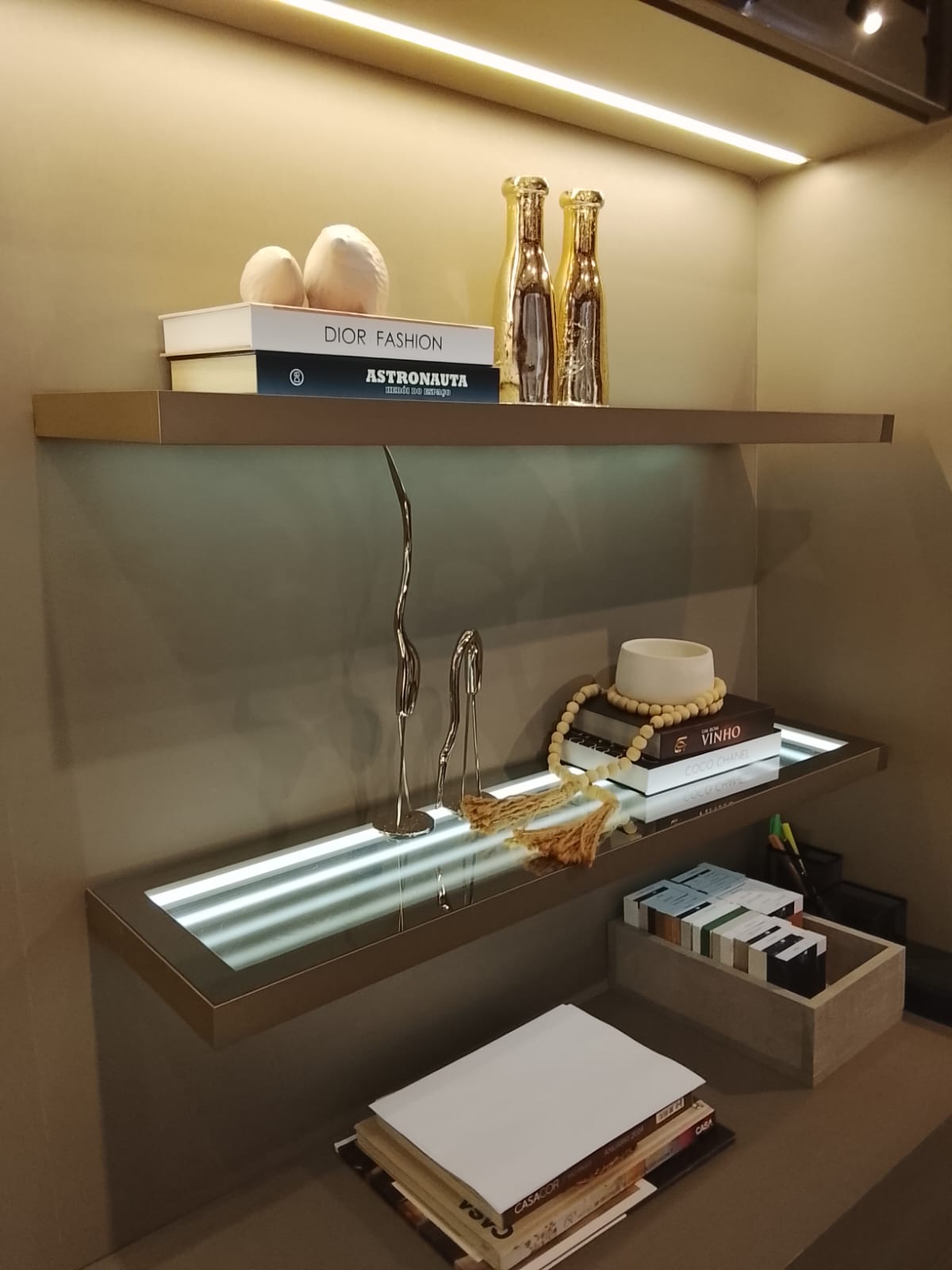 Prateleiras com iluminação integrada e acabamento refinado